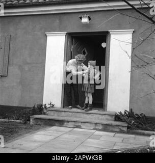 Jour dans la vie de la famille Svendsen Mme Svendsen avec sa fille aînée sur le trottoir à la porte d'entrée Date: Mars 1954 lieu: Danemark mots clés: Vie quotidienne, filles, familles, enfants, mères, parents, maison, maisons Nom personnel: Svendsen, Banque D'Images