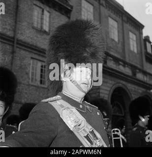 Casernes Rosenborg militaire de la garde du corps royale dans les casernes préparant une aubade en l'honneur du 55ème anniversaire du roi Frederick IX Date : 11 mars 1954 lieu : Danemark, Copenhague mots clés : instruments du vent, gardes honoraires, coiffures, casernes, militaires, instruments de musique, uniformes Banque D'Images