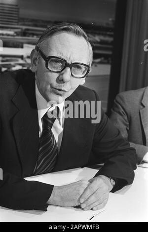 Le ministre Van der Stoel est de retour de la Turquie à Schiphol; Van der Stoel pendant la conférence de presse Date: 17 mars 1976 lieu: Turquie mots clés: Ministres, conférences de presse Banque D'Images