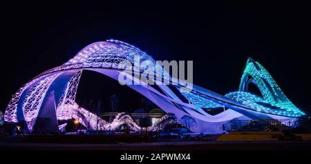 WUHAN, HUBEI/ CHINE - 20 NOVEMBRE 2019 : La nuit paysage urbain d'Optics Valley, Wuhan, c'est ici le centre de quartier financier. Il est situé sur la côte Banque D'Images