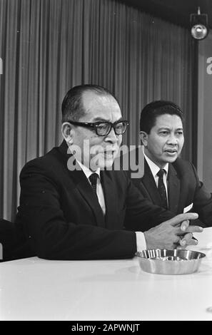 Mohammed Haltt (gauche) passant par Schiphol RIGHT Sudjarwo Tjondronegoro Annotation: Ancien Premier ministre et vice-président de l'Indonésie Date: 12 octobre 1967 lieu: Schiphol mots clés: Conférences de presse, politiciens Nom personnel: Hatta, Mohammad, Sujarwo, Tjondronegoro Banque D'Images