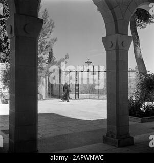 Moine, probablement franciscain, dans l'habitude à la clôture devant l'Église de la Visitation Date: 1 janvier 1948 lieu: Ain Karem, Israël, Jérusalem mots clés: Peignoirs, habitude, clôtures, monastères, moines Banque D'Images