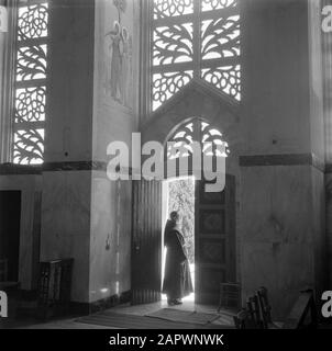 Israël 1948-1949: Ain Karem Monk, probablement un franciscain, dans l'habitude à la porte d'entrée de l'église de Visitation Date: 1948 lieu: Ain Karem, Israël, Jérusalem mots clés: Portes, peignoirs, édifices religieux, ordres monastiques, moines Banque D'Images