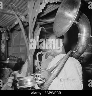 Antilles néerlandaises et Suriname au moment de la visite royale de la Reine Juliana et du Prince Bernhard en 1955 musique à une fête à Paramaribo Date: 1 octobre 1955 lieu: Paramaribo, Suriname mots clés: Fêtes, musique Banque D'Images
