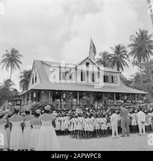 Antilles néerlandaises et Suriname au moment de la visite royale de la Reine Juliana et du Prince Bernhard en 1955 hommage musical au couple royal de Coronie Date : 3 novembre 1955 lieu : Coronie, Suriname mots clés : visites, bâtiments, dignitaires, autochtones, reines, musique Nom personnel : Juliana, Reine Banque D'Images