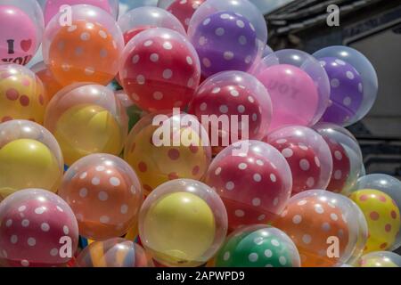 Gros plan d'une grande branche de ballons multicolores pendant jour Banque D'Images
