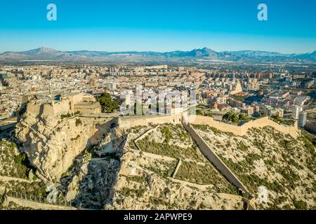 Vue aérienne sur le château de Santa Barbara ancienne forteresse avec vue panoramique sur Alicante Espagne Banque D'Images