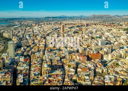 Vue aérienne de la ville populaire méditerranéenne d'Alicante sur la côte en Espagne Banque D'Images