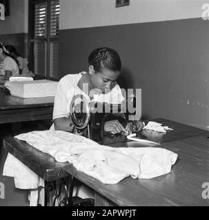 Voyage au Suriname et aux Antilles néerlandaises Couture au monastère Saint Jozef avec école sœur des sœurs de Schijndel à Santa Rosa à Curaçao Date: 1947 lieu: Curaçao mots clés: Monastères, élèves, machines à coudre Banque D'Images