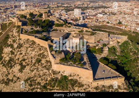 Vue aérienne sur le château de Santa Barbara ancienne forteresse avec vue panoramique sur Alicante Espagne Banque D'Images