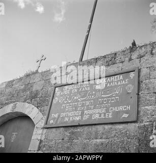 Israël 1948-1949: Cana Nom signe à l'église orthodoxe grecque mariage de l'église annotation: Le texte à bord se lit: L'église orthodoxe de mariage à Cana (Galilée). Le terme Église de mariage fait référence au miracle que Jésus de Nazareth aurait fait, transformant l'eau en vin pendant le mariage de Cana Date: 1948 lieu: Israël, Cana mots clés: Bâtiments de l'Église, murs, plaques nominatives Banque D'Images