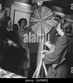 HIE [Pays-Bas en Angleterre]/Anefo Londres séries officiers et dames néerlandais s'amuser avec des jeux [lieu Oranjehaven?]. Annotation: The Wheel of Fortune a des noms de clubs de football anglais. Date : juillet 1942 lieu : Grande-Bretagne mots clés : militaire, officiers, loisirs, seconde Guerre mondiale Banque D'Images