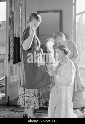 Midinettes [Hans en Renée] Nell Langlais pose avec ses filles. Hans sent sur le tissu, Renée se tient derrière son annotation: Hans et Renée sont les stepfilles de Van de Poll Date: 1937 lieu: France, Paris mots clés: Mesdames, couturières Nom personnel: Hans, Langlais, Nell, Renée Banque D'Images