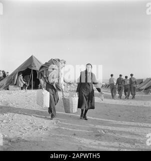 Israël 1948-1949 Nouvelles arrivées (pétrole) dans le camp de transit St. Lucas à Haïfa avec bagages à une tente Date: 1948 lieu: Haïfa, Israël mots clés: Bagages, émigrants, camps, tentes Nom de l'établissement: Saint Luke Banque D'Images