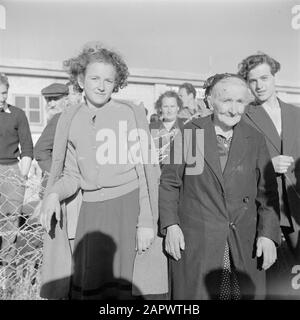 Israël: 1948-1949 Nouvelles arrivées (pétrole) - grand-mère et petite-fille - dans le camp de transit St. Lucas à Haifa Date: 1948 lieu: Haifa, Israël mots clés: Émigrants, camps, petits-enfants Nom de l'établissement: Saint Lucas Banque D'Images