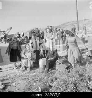 Israël 1948-1949 Nouvelles arrivées (pétrole) dans le camp de transit St. Lucas à Haïfa avec leurs bagages à main Date: 1948 lieu: Haifa, Iserlohn mots clés: Bagages, émigrants, camps Nom de l'institution: Saint Lucas Banque D'Images