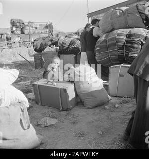 Israël 1948-1949 Nouvelles arrivées (pétrole) dans le camp de transit St. Lucas à Haïfa lors du déchargement d'un camion avec bagages Date: 1948 lieu: Haïfa, Israël mots clés: Bagages, émigrants, camps, camions Nom de l'institution: Saint Lucas Banque D'Images