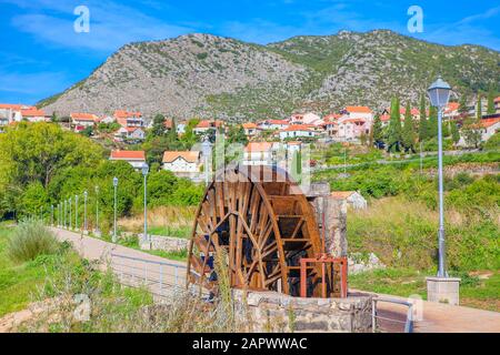 ancien moulin à griser en bois sur l'eau de la rivière Banque D'Images
