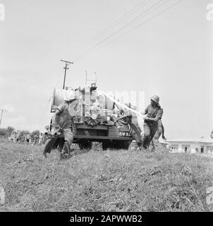 Voyage au Suriname et aux Antilles néerlandaises exercice par pulvérisation d'incendie à l'École de police du Suriname Date : octobre 1955 lieu : Suriname mots clés : pompiers, écoles de police Banque D'Images