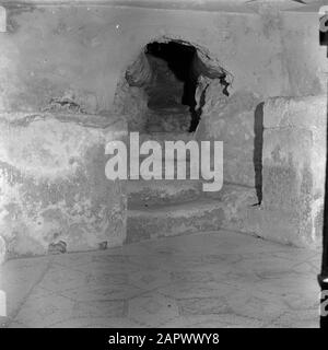 Israël 1948-1949: Galilée Sous la Basilique de l'Annonciation à Nazareth on désigne la résidence de la Sainte famille avec l'escalier en pierre et le sol en mosaïque Date: 1948 lieu: Israël, Nazareth mots clés : saints, intérieur, bâtiments d'église, mosaïques, escaliers Banque D'Images