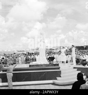 Antilles néerlandaises et Suriname au moment de la visite royale de la Reine Juliana et du Prince Bernhard en 1955 Révélez par la Reine Juliana de la statue de Wilhemina dans le parc Wilhelmina à Oranjestad, Aruba Annotation: Sur le piédestal est le texte nos Reina Stima (notre reine bien-aimée) Date: 24 octobre 1955 lieu: Aruba, Oranjestad mots clés: Visites royales, statues Nom personnel: Juliana, Queen, Wilhelmina, Queen Banque D'Images