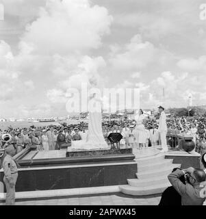 Antilles néerlandaises et Suriname au moment de la visite royale de la Reine Juliana et du Prince Bernhard en 1955 Révélez par la Reine Juliana de la statue de Wilhemina dans le parc Wilhelmina à Oranjestad, Aruba Annotation: Sur le piédestal est le texte nos Reina Stima (notre reine bien-aimée) Date: 24 octobre 1955 lieu: Aruba, Oranjestad mots clés: Visites royales, statues Nom personnel: Juliana, Queen, Wilhelmina, Queen Banque D'Images