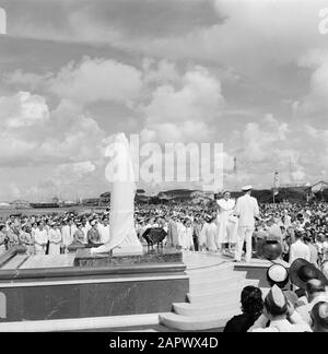 Antilles néerlandaises et Suriname au moment de la visite royale de la Reine Juliana et du Prince Bernhard en 1955 Révélez par la Reine Juliana de la statue de Wilhemina dans le parc Wilhelmina à Oranjestad, Aruba Date: 24 octobre 1955 lieu: Aruba, Oranjestad mots clés: Visites royales, statues Nom personnel: Juliana, Reine, Wilhelmina, Reine Banque D'Images