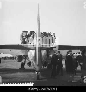 La Journée de l'aviation des jeunes 1960 à Maraevliegkamp Valkenburg l'avion naval est vu par la jeunesse Date : 20 avril 1960 mots clés : Journées de l'aviation, avions de la marine Banque D'Images