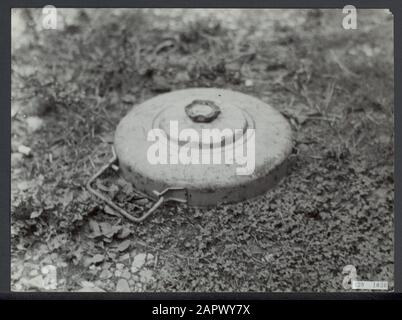 Nettoyage des mines terrestres près de Hoek van Holland. Une mine terrestre allemande Date : août 1945 lieu : Hoek van Holland mots clés : mines terrestres, seconde Guerre mondiale, reconstruction Banque D'Images