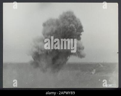 Nettoyage des mines terrestres près de Hoek van Holland. Une mine est explosée Date: Août 1945 lieu: Hoek van Holland mots clés: Prisonniers de guerre, mines terrestres, militaires, seconde Guerre mondiale, reconstruction Banque D'Images