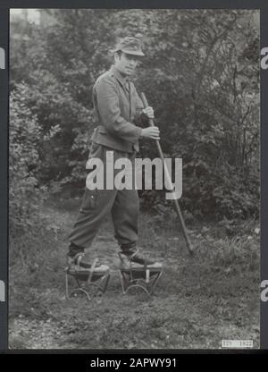 Nettoyage des mines terrestres près de Hoek van Holland. Des prisonniers de guerre allemands sont déployés. Les augmentations spéciales de chaussures sont faites en Allemagne Date: Août 1945 lieu: Hoek van Holland mots clés: Prisonniers de guerre, mines terrestres, militaires, seconde Guerre mondiale, reconstruction Banque D'Images