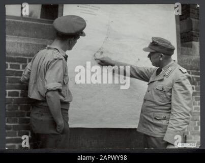 Nettoyage des mines terrestres près de Hoek van Holland. Le prisonnier de guerre allemand, le premier lieutenant Dräger, montre au capitaine Misseldine la situation des mines terrestres à Hoek van Holland. C'est complexe et dangereux, car les cartes allemandes ont été détruites et les travailleurs russes qui ont combattu contre les Allemands après la capitulation ont posé des champs de mines sauvages sans les capturer sur les cartes. Date: Août 1945 lieu: Hoek van Holland mots clés: Prisonniers de guerre, mines terrestres, soldats, officiers, seconde Guerre mondiale, reconstruction Nom personnel: Transporteur, Misseldine Banque D'Images