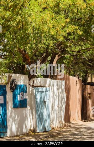 Une rue poussiéreuse de maisons en adobe rugueuses à San Pedro de Atacama Chili Banque D'Images