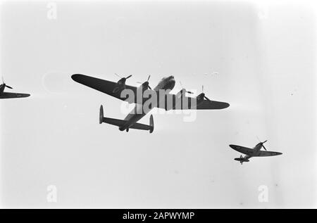 Ancien avion RAF à l'aéroport de Schiphol ; vlnr. Hawker Hurricane, Lancaster-bomber et Supermarine Spitfire pendant le vol de démonstration Date : 5 mai 1976 lieu : Schiphol mots clés : jour de libération, nom de l'établissement d'aéronefs : Schiphol Banque D'Images