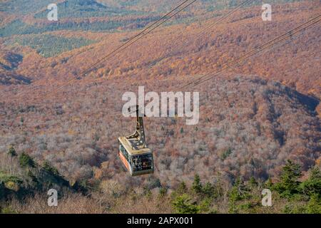 Aomori, OCT 24: Couleur de chute aérienne des montagnes Hakkoda avec route Hakkoda sur OCT 24, 2019 à Aomori, Japon Banque D'Images