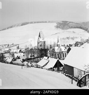 Panorama Rothaargebergte: Paysage vallonné avec Girkhausen en hiver Date: Non classé lieu: Allemagne, Girkhausen, Rhénanie-du-Nord-Westphalie, Allemagne de l'Ouest mots clés: Images de village, bâtiments d'église, panoramas, neige, hiver Banque D'Images