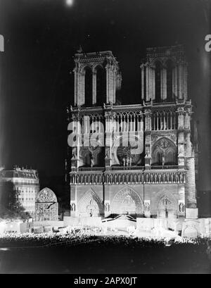 Reportage Paris Paris. Notre Dame: La façade ouest de la cathédrale le soir durant le spectacle d'un jeu de passion Date: Avril 1936 lieu: France, Paris mots clés: Architecture, sculptures, gothique, cathédrales, catholicisme, bâtiments d'église, tours d'église, portails, fenêtres roses, théâtre, éclairage Nom de l'institution: Notre Dame Banque D'Images