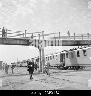 Moyen-Orient 1950-1955 : trajet en train d'Amman à Damas Passagers à une gare Date : 1950 lieu : Jordanie, Syrie mots clés : allées, voyageurs, trains Banque D'Images