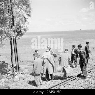 Moyen-Orient 1950-1955 : train de Amman à Damas Passagers à côté et le long des rails Date: 1950 lieu: Jordanie, Syrie mots clés: Voyageurs, trains, rail Banque D'Images