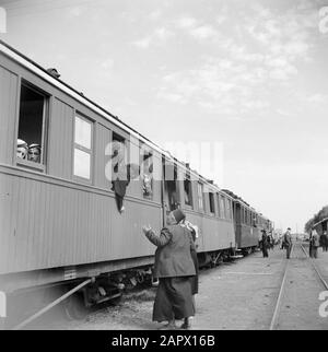 Moyen-Orient 1950-1955 : trajet en train d'Amman à Damas Les Passagers disent au revoir à ceux qui restent derrière à une gare Date: 1950 lieu: Jordanie, Syrie mots clés: Voyageurs, trains, départs Banque D'Images