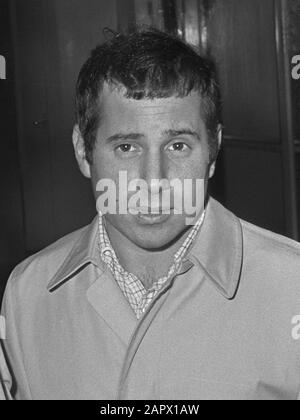 Simon & Garfunkel arrivent à l'aéroport de Schiphol, aux Pays-Bas, en 1966. Banque D'Images