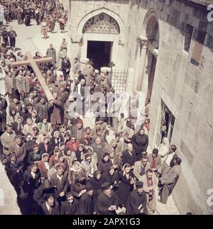 Moyen-Orient 1950-1955 : Jérusalem pèlerins dans une procession le vendredi Saint dans La Via Dolorosa sur leur chemin vers l'Église du Saint-Sépulcre Annotation: Au moment de l'enregistrement cet endroit était en Jordanie Date: 1950 lieu: Palestine, Jérusalem, Jordanie mots clés: Christianisme, Croix, processions, fêtes religieuses Banque D'Images