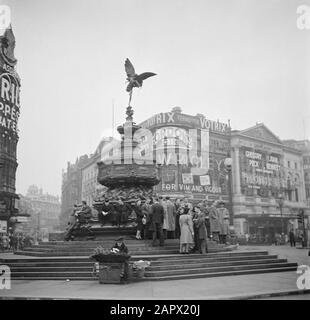 Reportage Londres Piccadilly Circus Avec The Eros-Fountain Date: 1947 Lieu: Great Britain, Londres Mots Clés: Fontaines, Places Banque D'Images