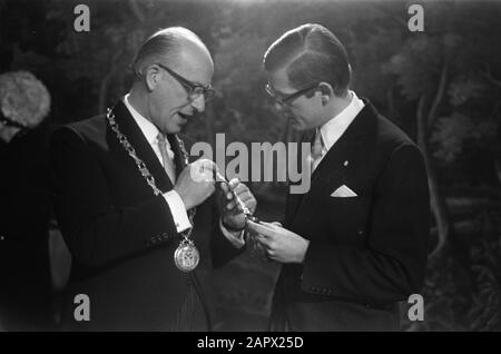 Pieter van Vollenhoven laisse son second fils, Bernhard Lucas Emmanuel s'inscrire à l'hôtel de ville de Nijmegen où Pieter obtient la cuillère de de de Graaf Datate: 31 décembre 1969 lieu: Nijmegen mots clés: Princes, mairie Nom personnel: Pieter Banque D'Images