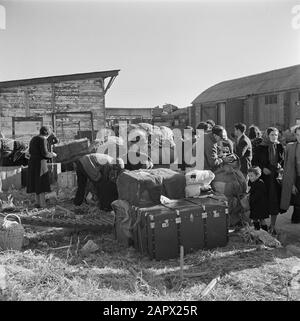 Israël 1948-1949 Nouvelles arrivées (pétrole) dans le camp de transit St. Lucas à Haifa lors du ramassage de leurs bagages dans les chambres d'hébergement Date: 1948 lieu: Haïfa, Israël mots clés: Bagages, casernes, émigrants, camps Nom de l'établissement: Saint Lucas Banque D'Images