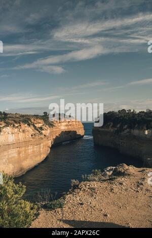 La gorge du Loch Ard, un arrêt populaire le long de la grande route de l'océan en Australie. Banque D'Images