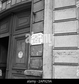 Pariser Bilder [La vie de rue de Paris] Plaquette à côté de la porte de la maison de Vincent van Gogh à la rue Lepic 54 Annotation: Vincent van Gogh a vécu dans la rue Lepic de juin 1886 à février 1888 , avec son frère Theo Date: 1965 lieu: France, Paris mots clés: portes, monuments commémoratifs, façades, statues de rue, maisons Banque D'Images