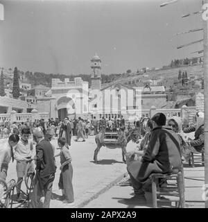 Israël 1948-1949: La place de la Galilée devant l'église orthodoxe grecque de l'annonce avec porte et la piste fortifiée de Nazareth, tandis que les croyants se réunissent devant l'église sur les morrows de Pâques Date: 1948 lieu: Israël, Nazareth mots clés: architecture, animaux, ânes, vacances, bâtiments d'église, tours d'église, enfants, murs, portes, fêtes religieuses, sculptures de rue, moyens de transport Banque D'Images