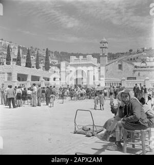 Israël 1948-1949: La place de Galilée devant l'église orthodoxe grecque de l'annonce avec porte et la piste fortifiée de Nazareth, tandis que les croyants se réunissent devant l'église sur les morrows de Pâques Date: 1948 lieu: Israël, Nazareth mots clés: Architecture, bâtiments d'église, tours d'église, murs, portes, vacances religieuses, images de rue Banque D'Images