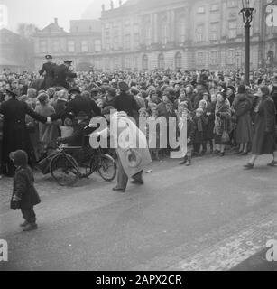 55ème anniversaire de la police du roi Frédéric IX aux spectateurs sur la place du château d'Amalienborg en l'honneur de l'anniversaire du roi, devant quelqu'un en fauteuil roulant Date: 11 mars 1954 lieu: Danemark, Copenhague mots clés: Handicapés, installations pour personnes handicapées, enfants, palais, police, public, anniversaires, drapeaux Banque D'Images